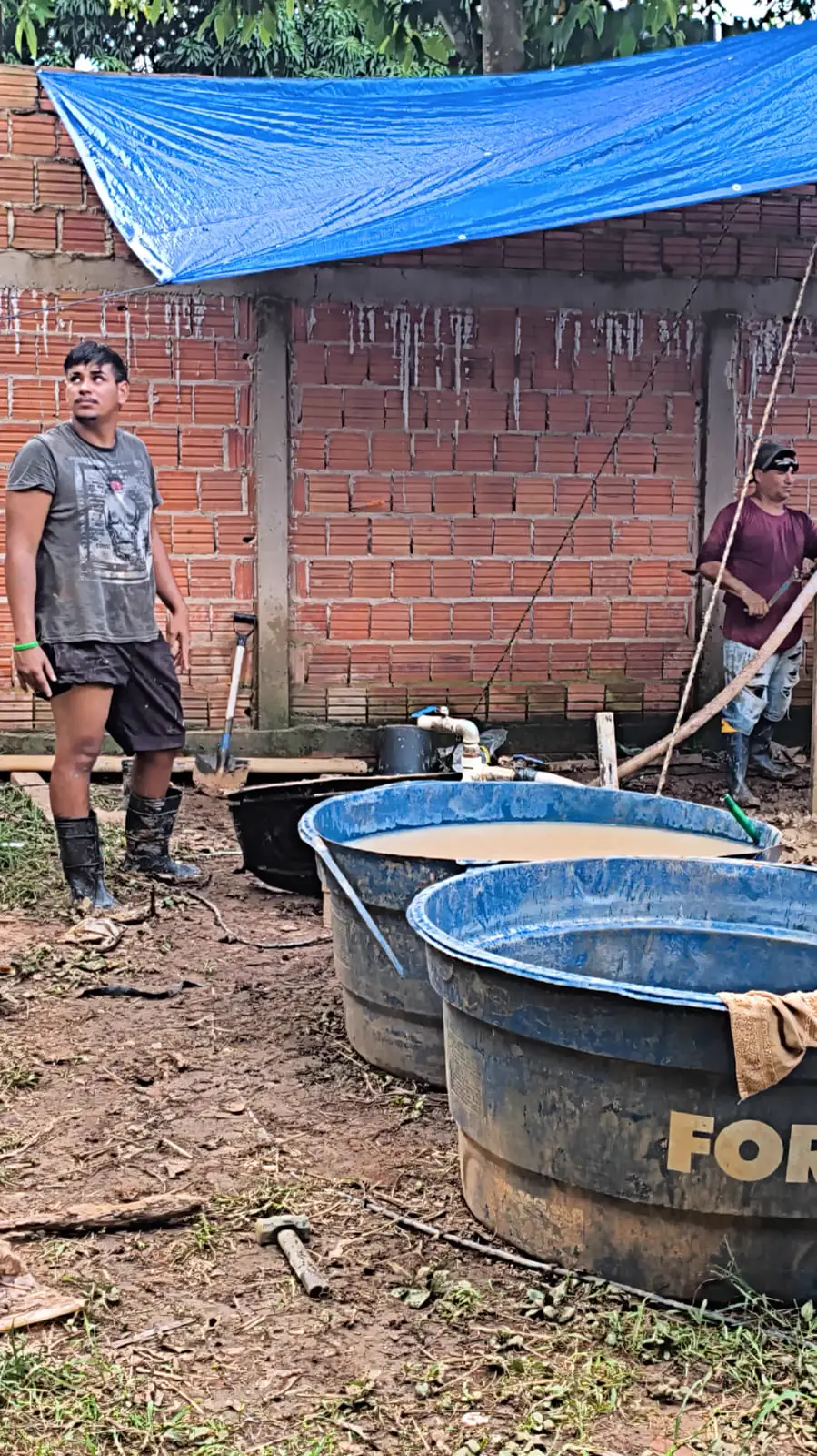 Equipe trabalhando ao lado dos tanques de água em obra