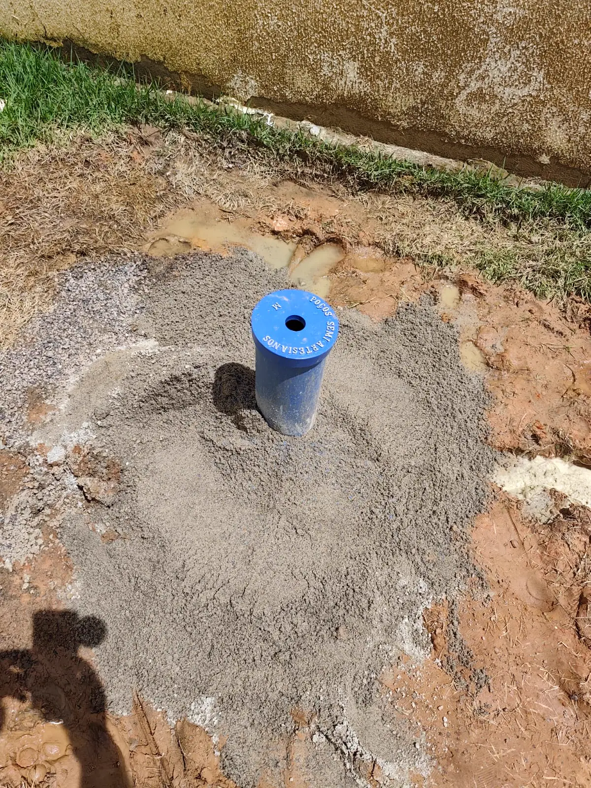 Tampa de poço semi-artesiano finalizada e cimentada