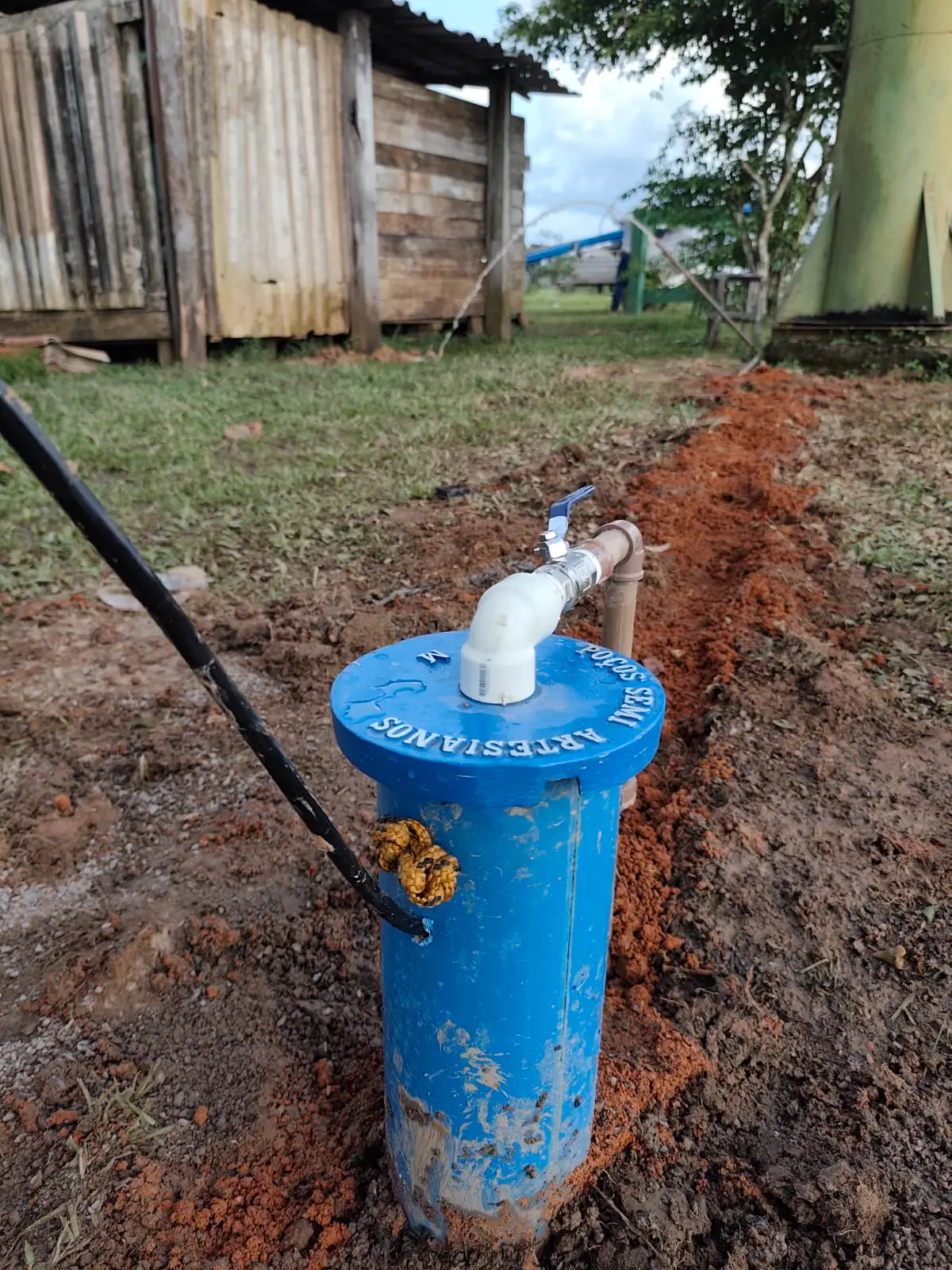 Tampa de poço com registro e cabo elétrico instalado