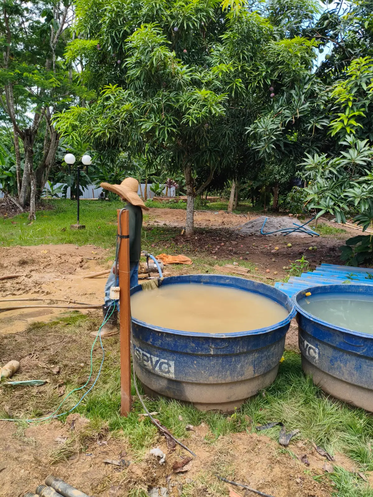 Tanques de água durante a perfuração em área de jardim