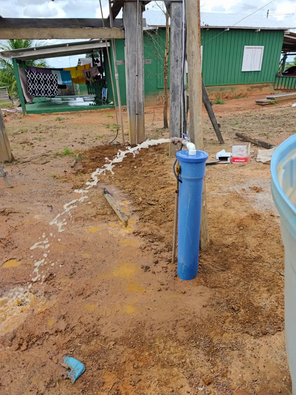 Teste de vazão com água jorrando do poço recém-instalado