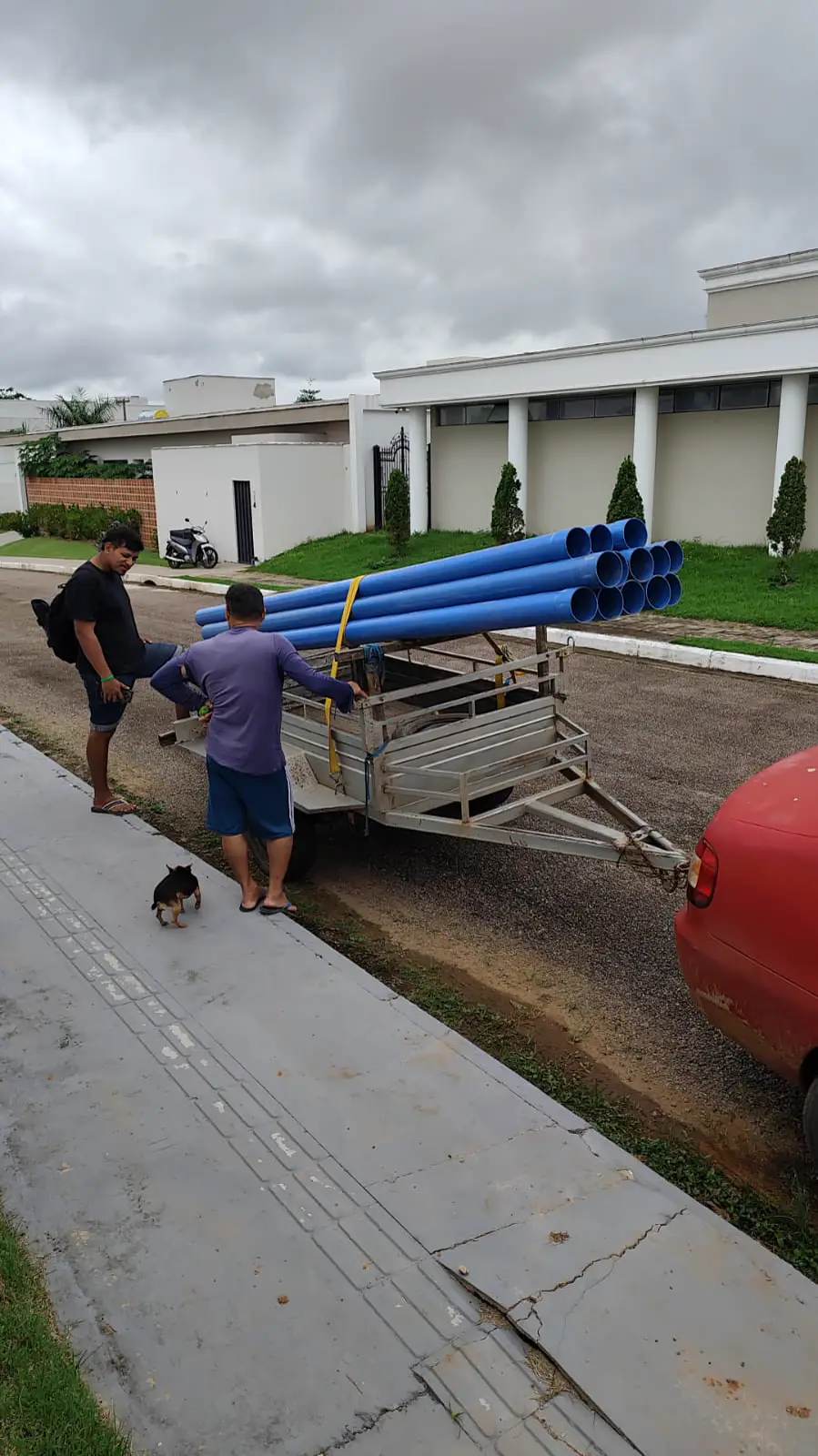 Transporte dos tubos até o local da obra