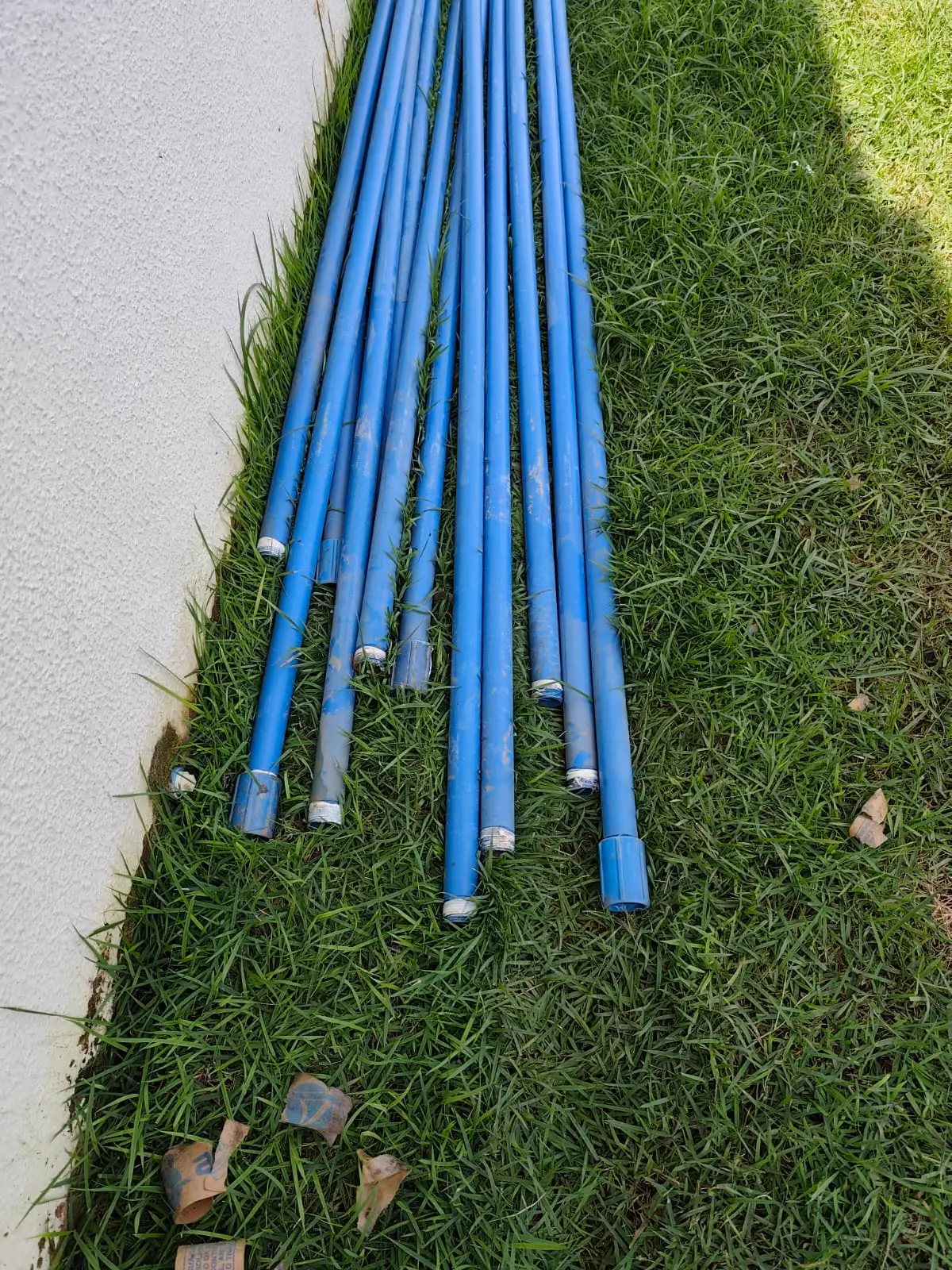 Tubos de PVC azul separados pra revestir o poço